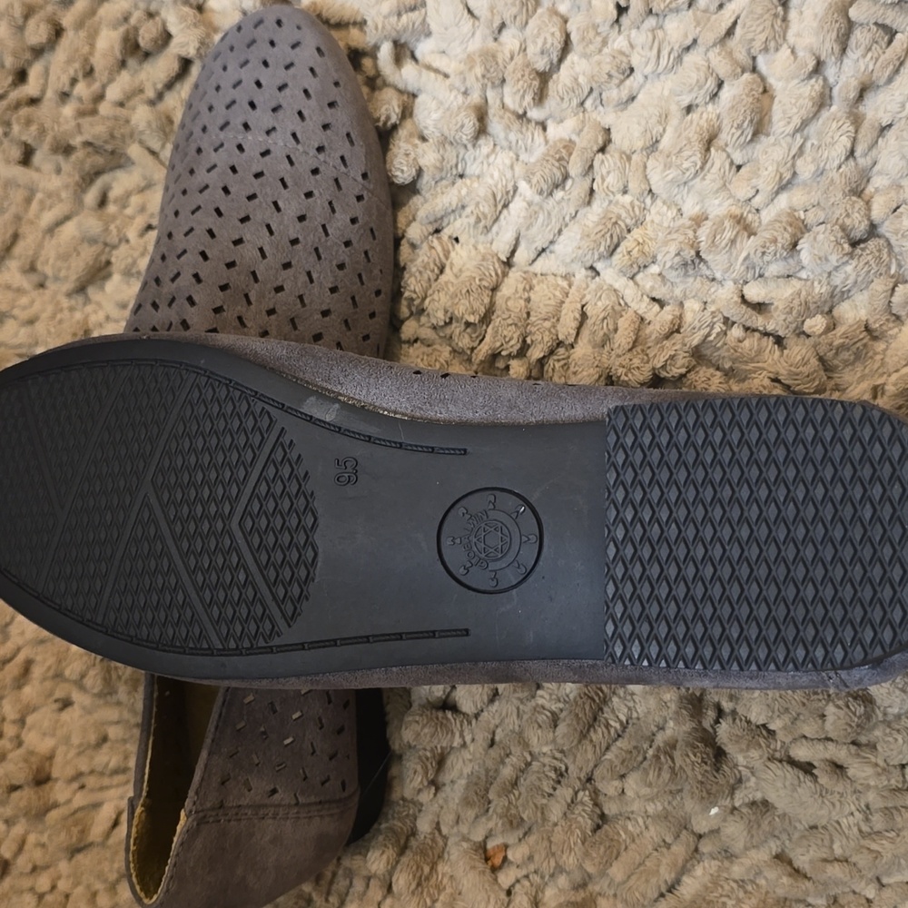 New Global Win Women's Size 9.5 Gray Brushed Perforated Slip On Flat Shoe Loafer - Picture 6 of 7